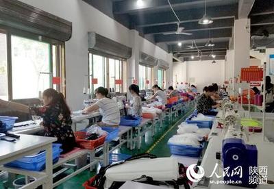 楼上居住楼下就业 搬迁户生活不发愁 小小箱包承载大幸福